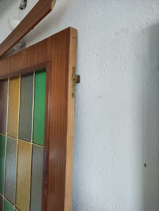 Puerta madera con cristalera colores