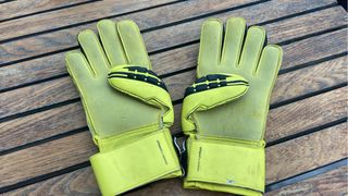 Guantes de portero Uhlsport para niños y adultos.