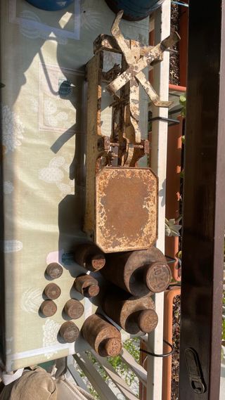 Balanza antigua de hierro con pesas
