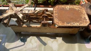 Balanza antigua de hierro con pesas