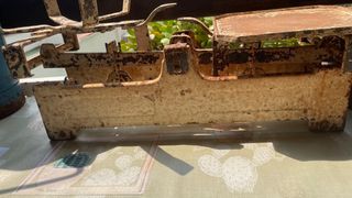 Balanza antigua de hierro con pesas