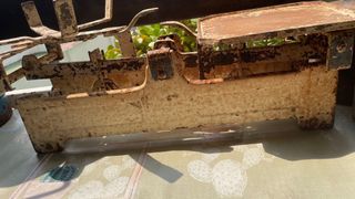 Balanza antigua de hierro con pesas