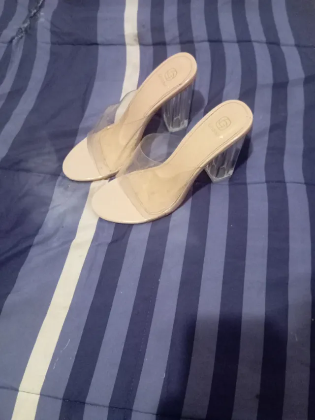 Tacones transparentes beige