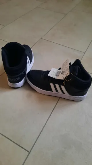 Scarpe Adidas alte nere