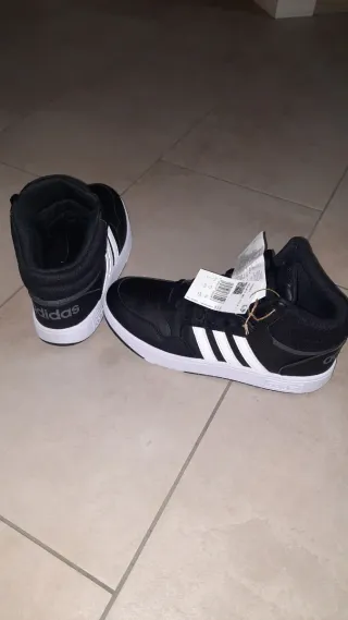 Scarpe Adidas alte nere