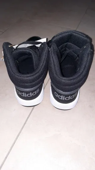 Scarpe Adidas alte nere