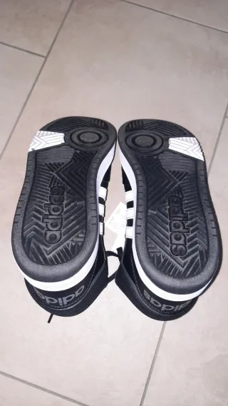 Scarpe Adidas alte nere