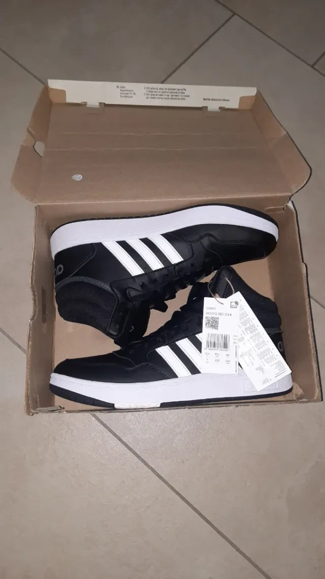 Scarpe Adidas alte nere