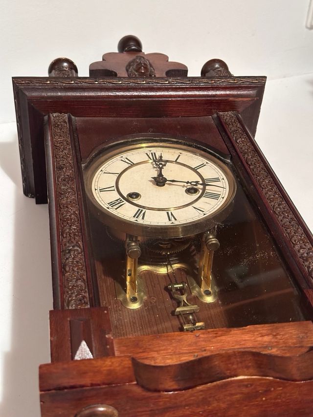 Reloj de pared antiguo de madera