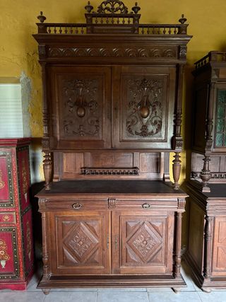 Aparador de madera tallada