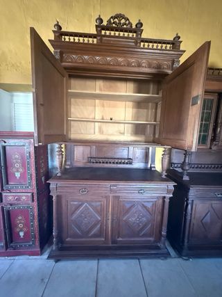 Aparador de madera tallada