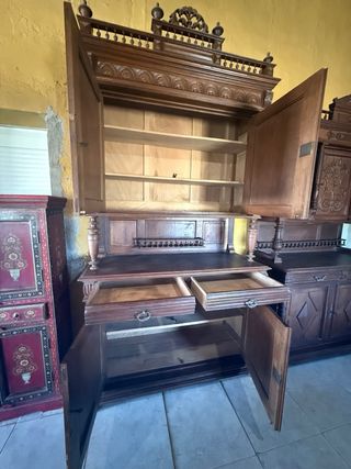 Aparador de madera tallada