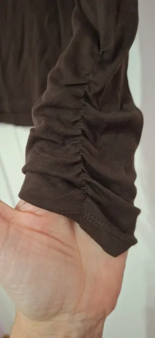 Camiseta de manga larga marrón con cuello alto