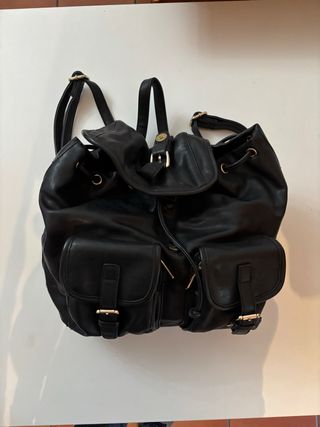 Bolso negro  estilo mochila piel sintética