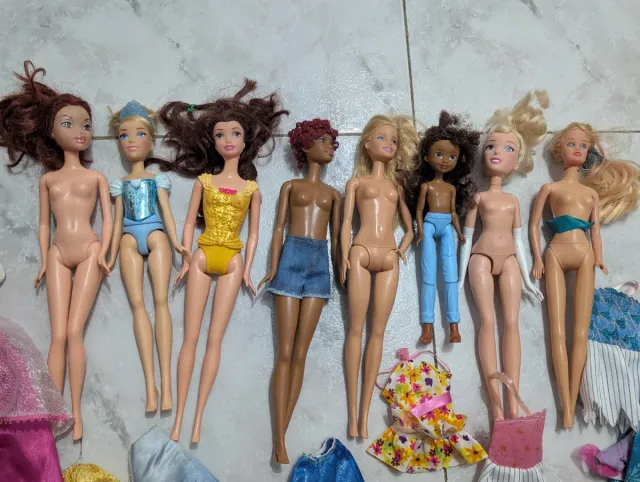 Muñecas y Ropa Variada