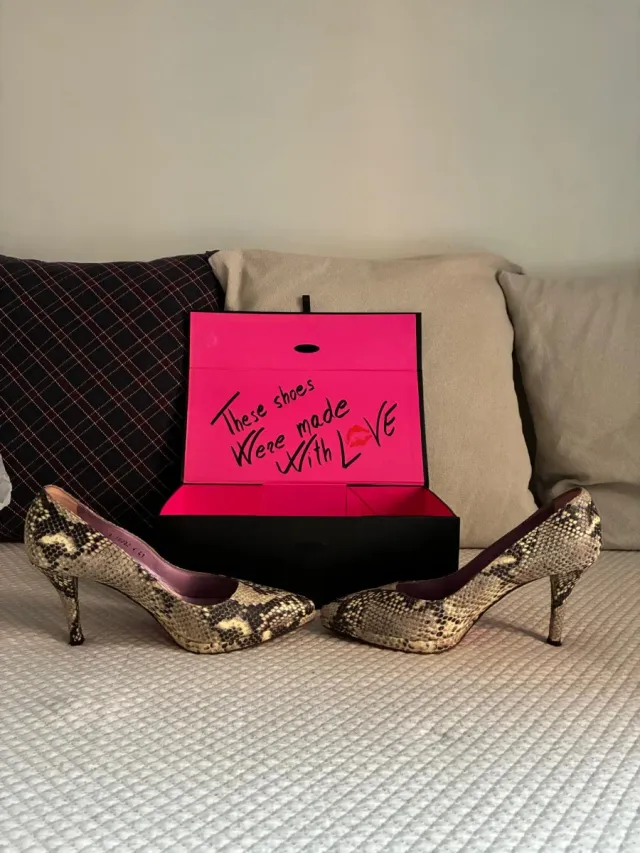 Zapatos de salón Ursula Mascaro negros y beige.