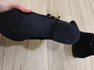 Botín punta nobuck negro con hebillas doradas