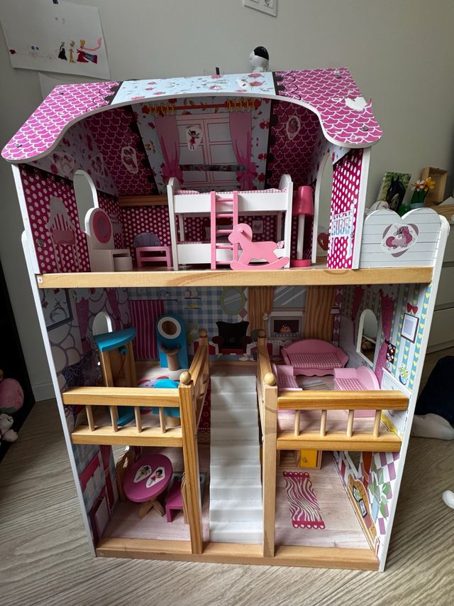 Casa de muñecas de madera rosa