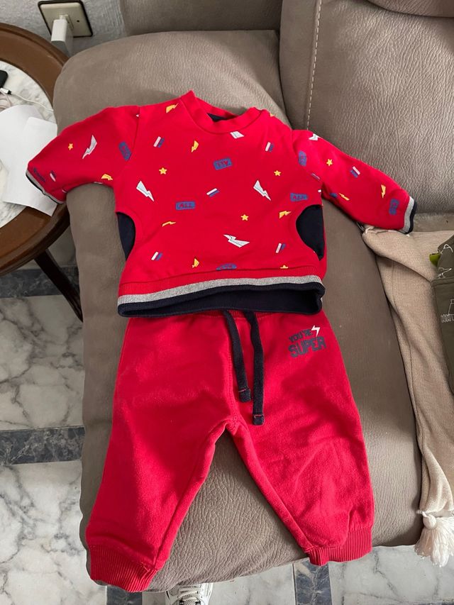 Chándal rojo estampado 9 meses