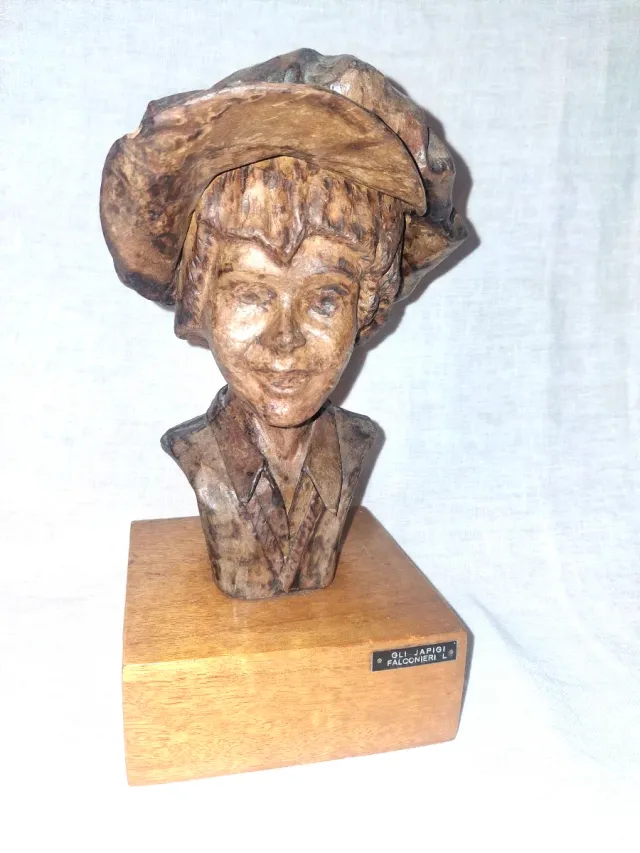 Busto in legno con cappello