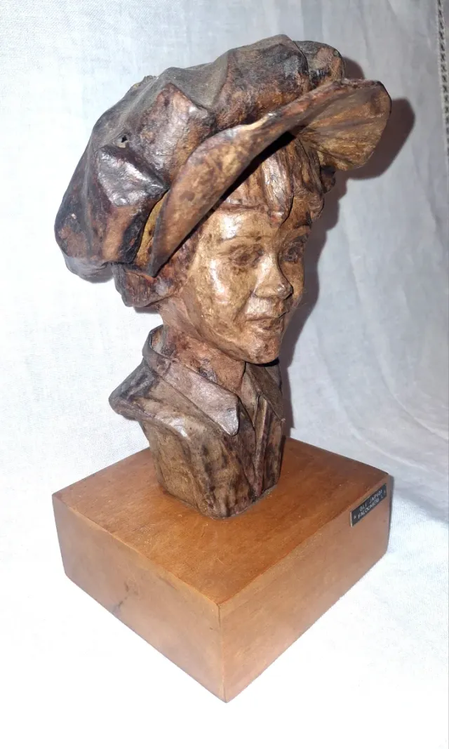 Busto in legno con cappello