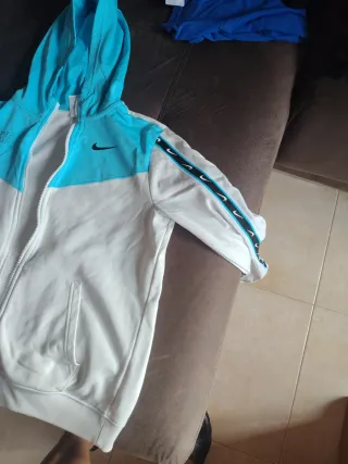 Sudadera Nike con capucha azul y blanca