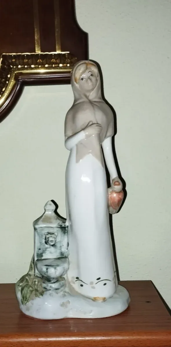 Figura porcelana señora con fuente