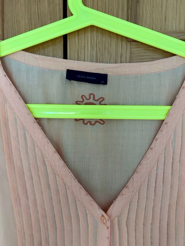 Camisa cuello pico con abalorios