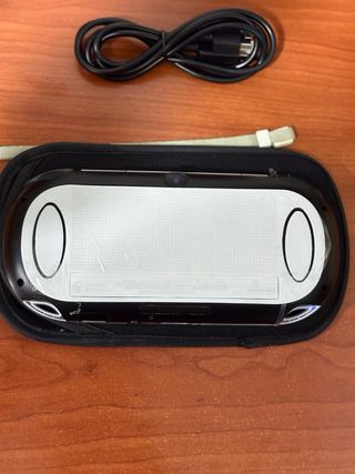 PlayStation Vita OLED bianco con accessori