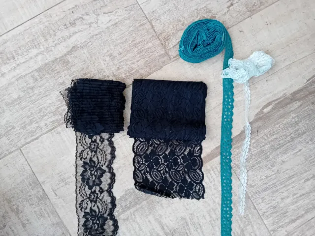 Encajes variados de poliéster.