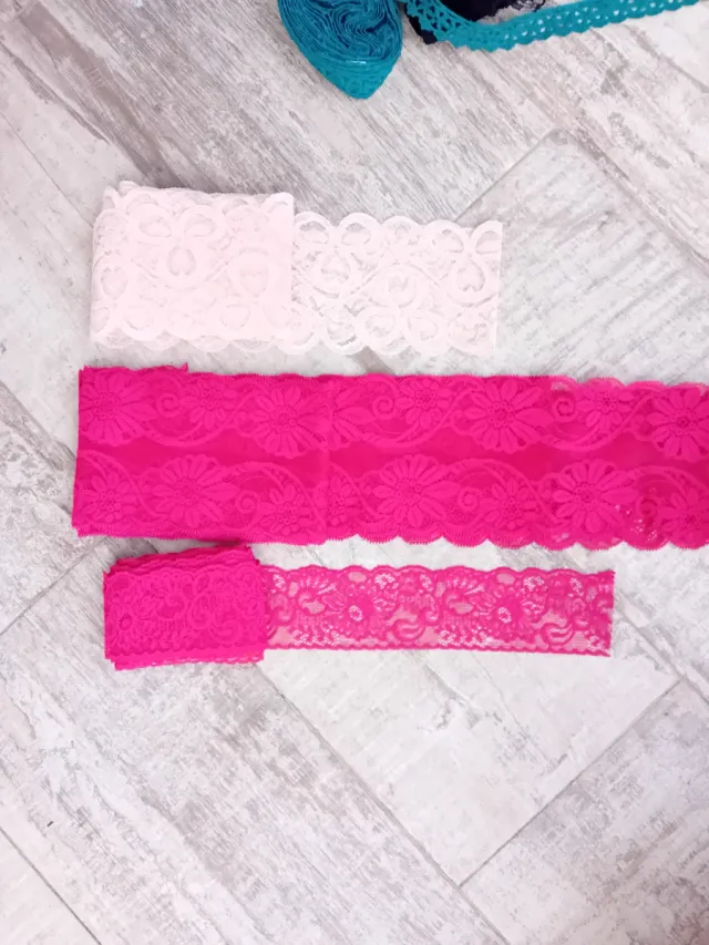 Encajes variados de poliéster.