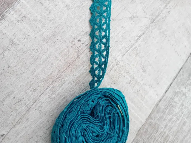 Encajes variados de poliéster.