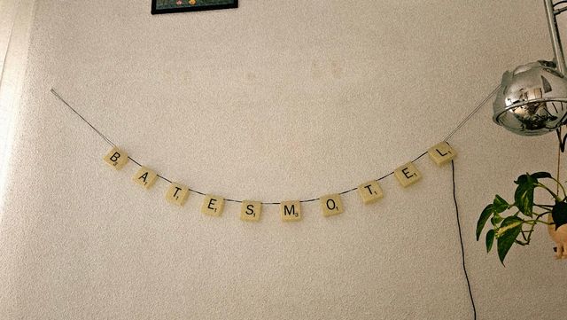 Letrero luminoso BATES MOTEL