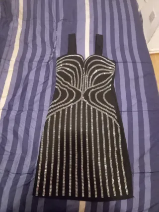 Vestido negro con pedrería