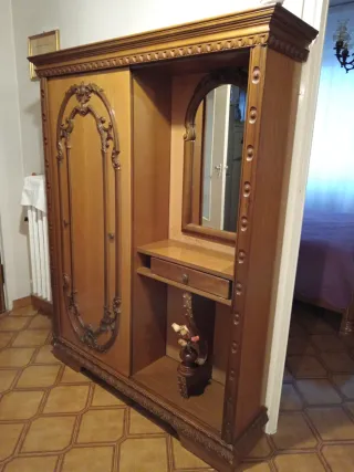 Armadio con specchio e appendi abiti