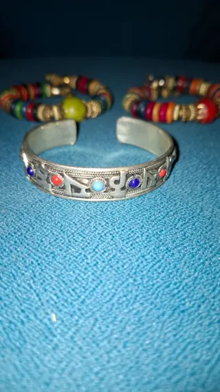 Pulseras color plata y multicolor