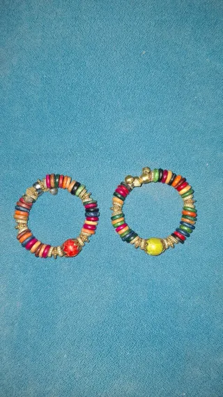 Pulseras color plata y multicolor