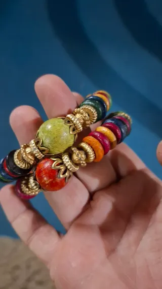 Pulseras color plata y multicolor