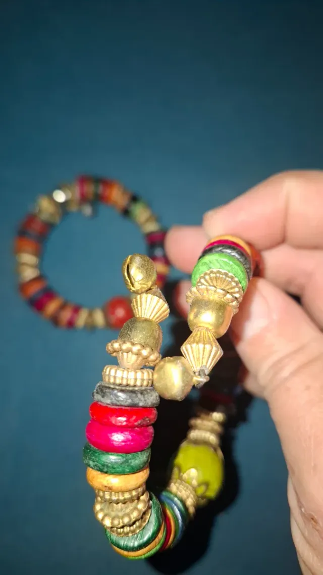 Pulseras plata y multicolor