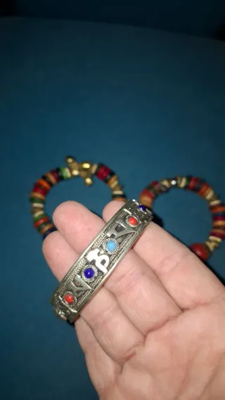 Pulseras color plata y multicolor