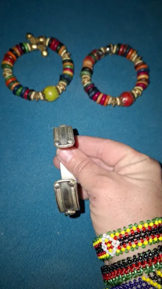 Pulseras color plata y multicolor