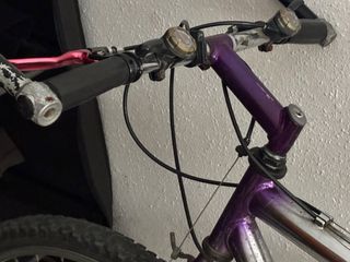 Bicicleta Montaña Morada hay que reparar