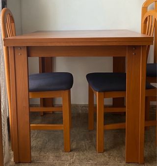 Mesa extensible + sillas a juego