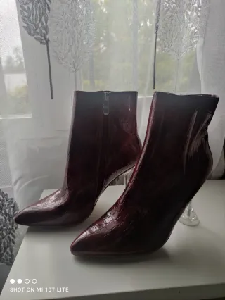 Botines rojos efecto piel de serpiente