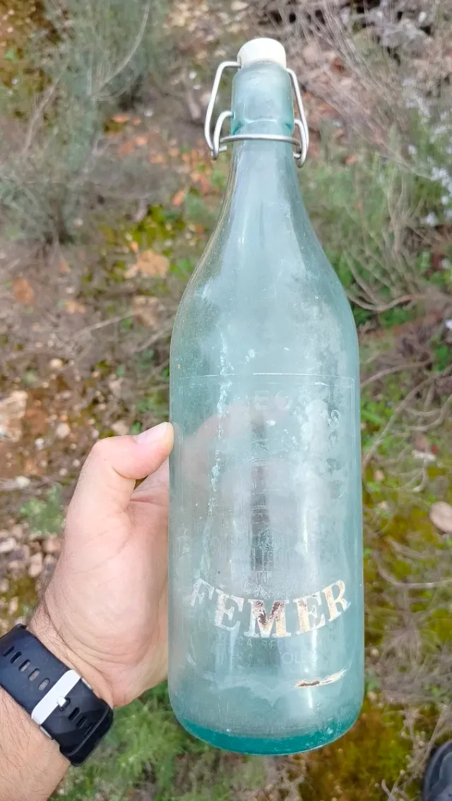 Botella antigua gaseosa FEMER