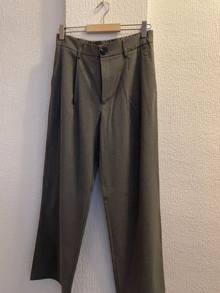 Pantalón gris recto Stradivarius Talla 38