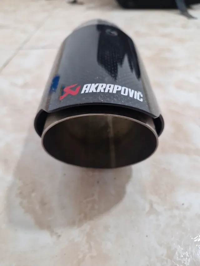 Cola de escape Akrapovic carbono