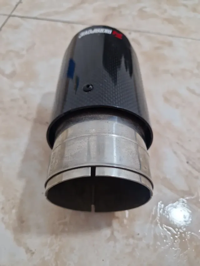 Cola de escape Akrapovic carbono