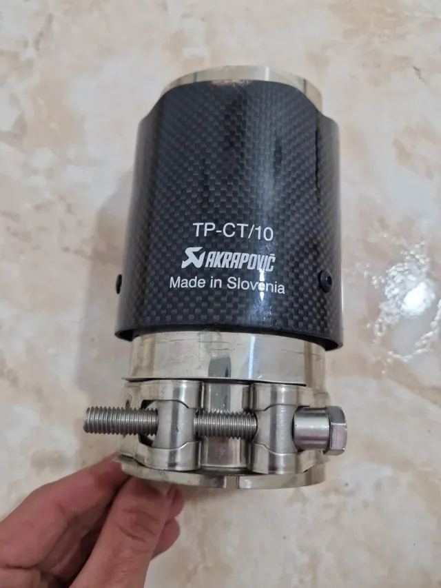 Cola de escape Akrapovic carbono