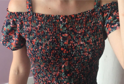 Mono floral corto hombros descubiertos